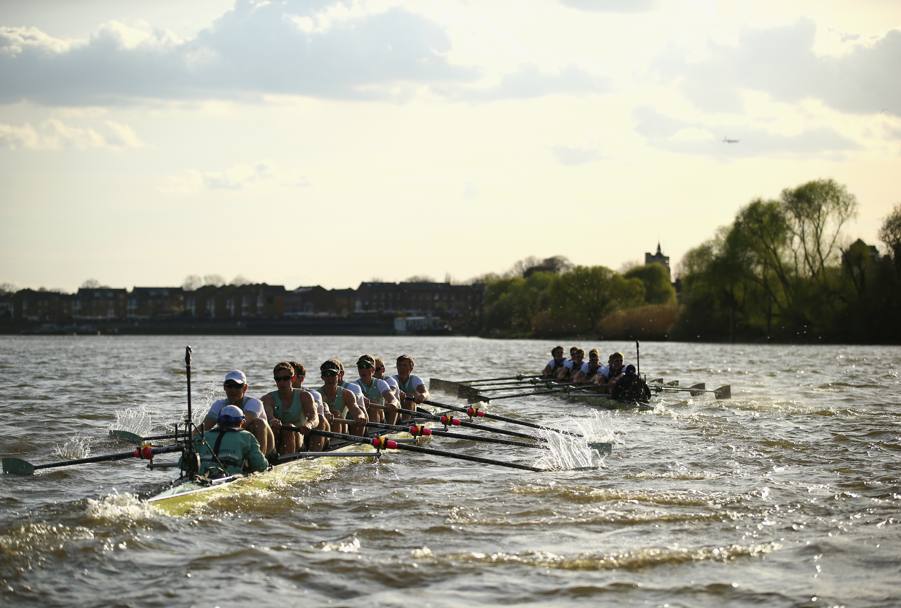 Storica regata fra le Universit di Oxford e Cambridge. La gara maschile, Oxford saldamente al comando (Getty Images)